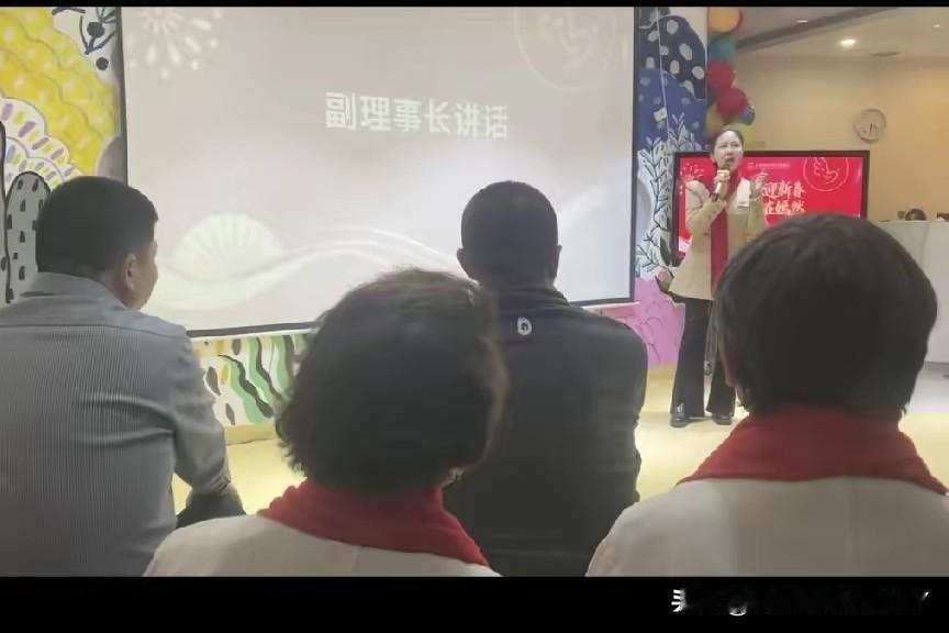 拿出1000多万给嫣然儿童医院员工发工资和交管理费的余丽现身年会。
 

这位李