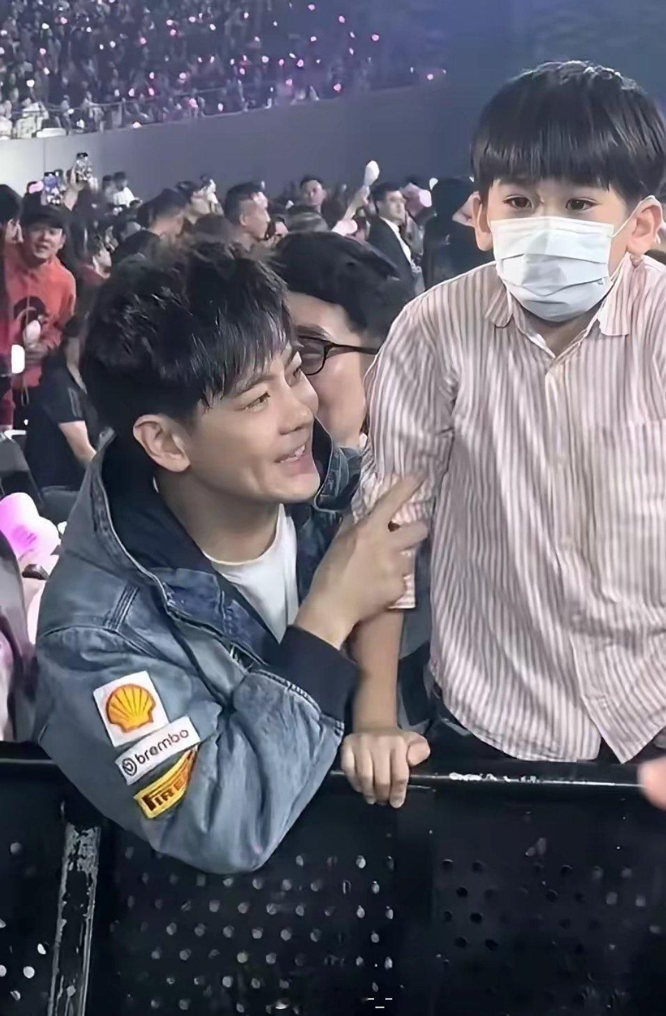 林志颖的小儿子火出圈了！因为一组看周杰伦演唱会的照片，林志颖的9岁儿子Jenso