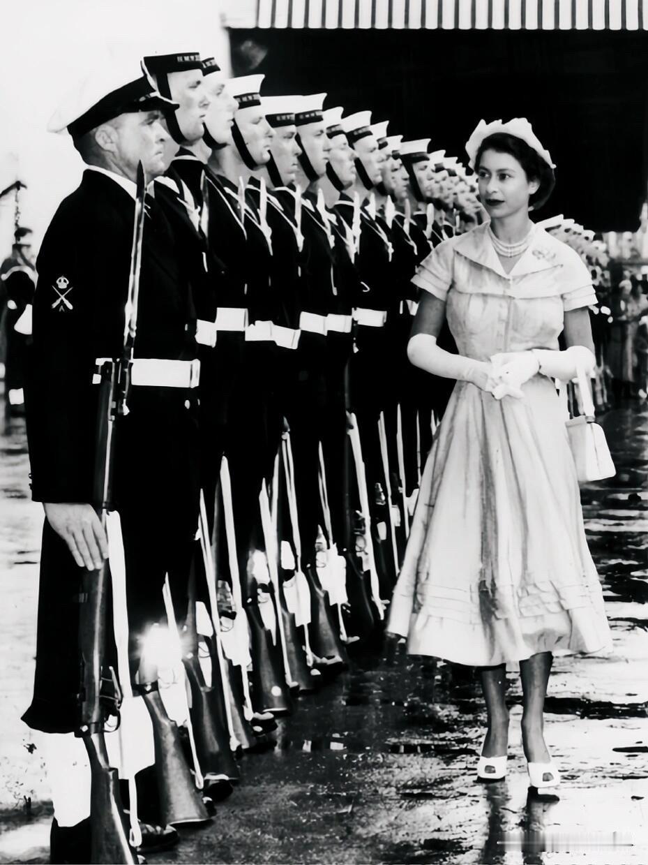 1953年新西兰奥克兰，年轻的伊丽莎白二世📸
一身浅色系收腰长裙，搭配精巧礼帽
