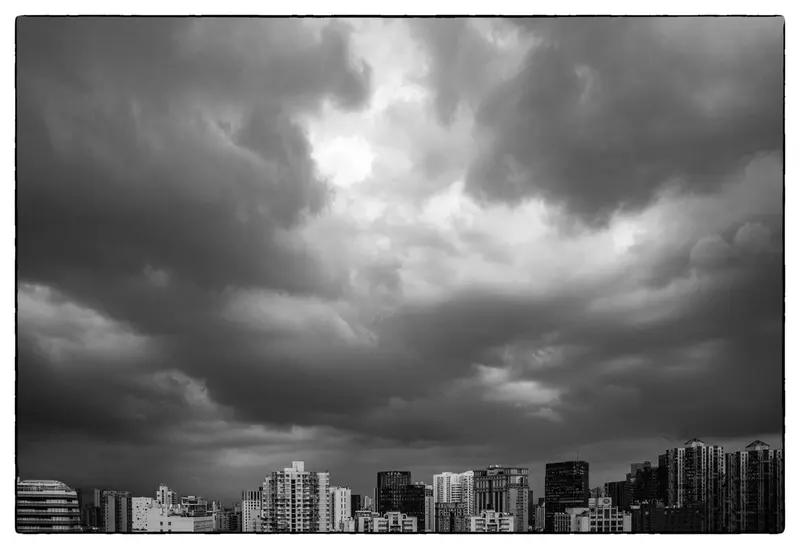 “天上无云难下雨”这个上联很妙，引发了不少下联创作。有人对“人间有领易安邦”，逻