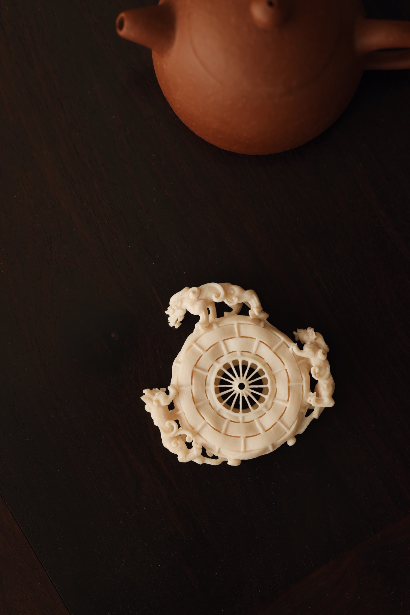 猛犸 | 螭龙 盖置料质细腻，镂空雕刻螭龙灵动莫测，身姿卷曲，古趣横生，置茶席赏