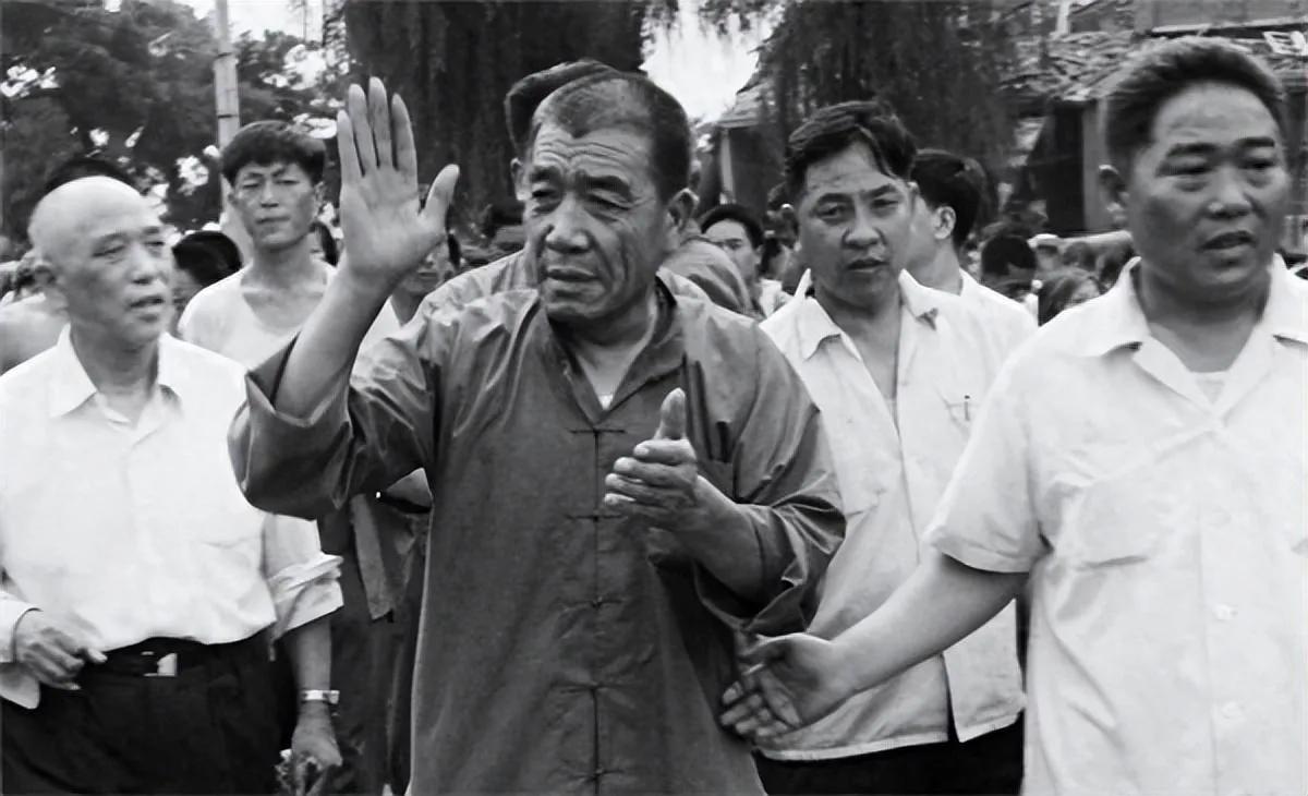 1985年1月，陈永贵身体不适，还以为是感冒，但吃了药却无济于事。

直到觉察耳
