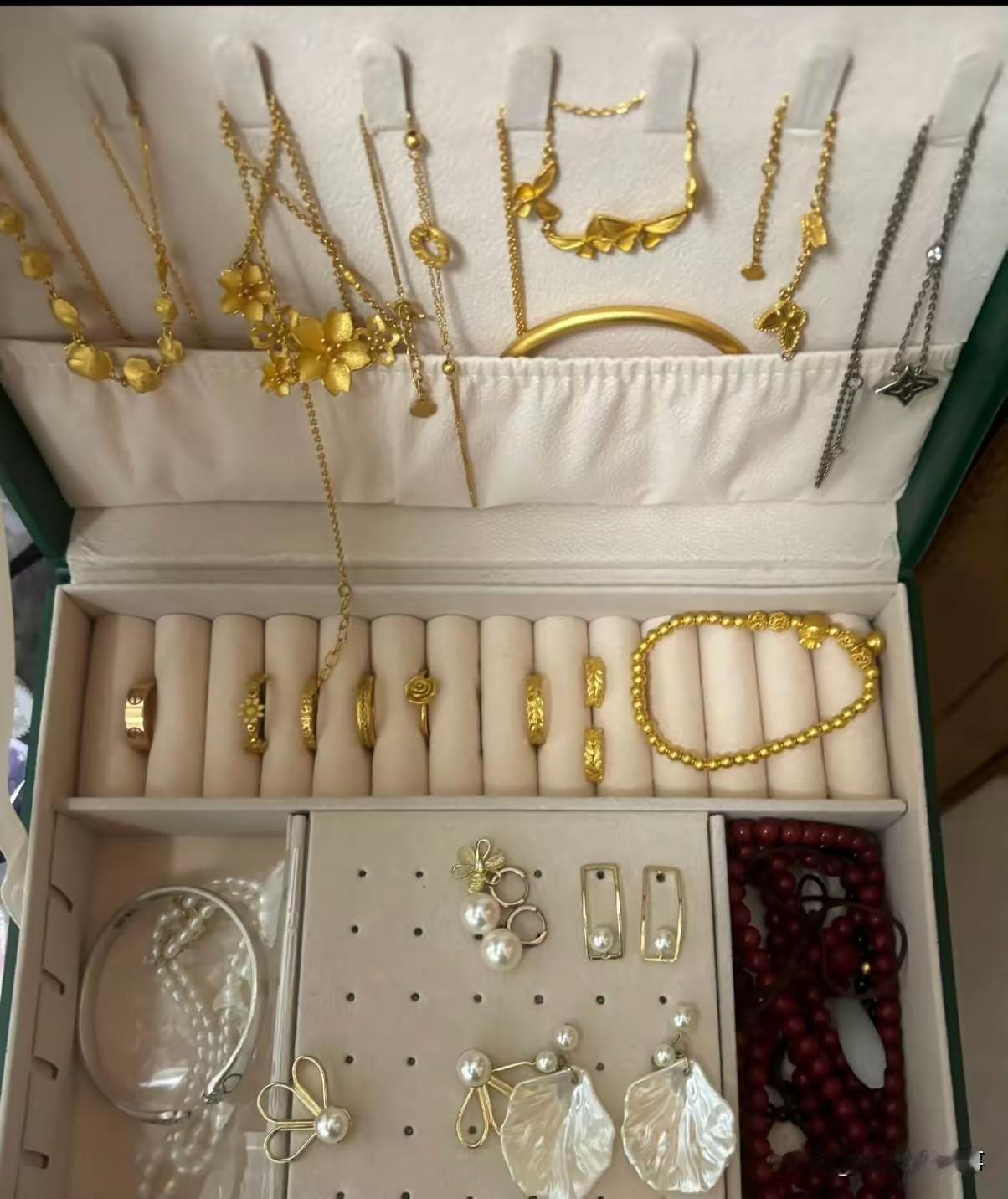 黄金价格这波涨得也太猛了！1月26号一早看行情，不管是国内的现货、期货，还是国际