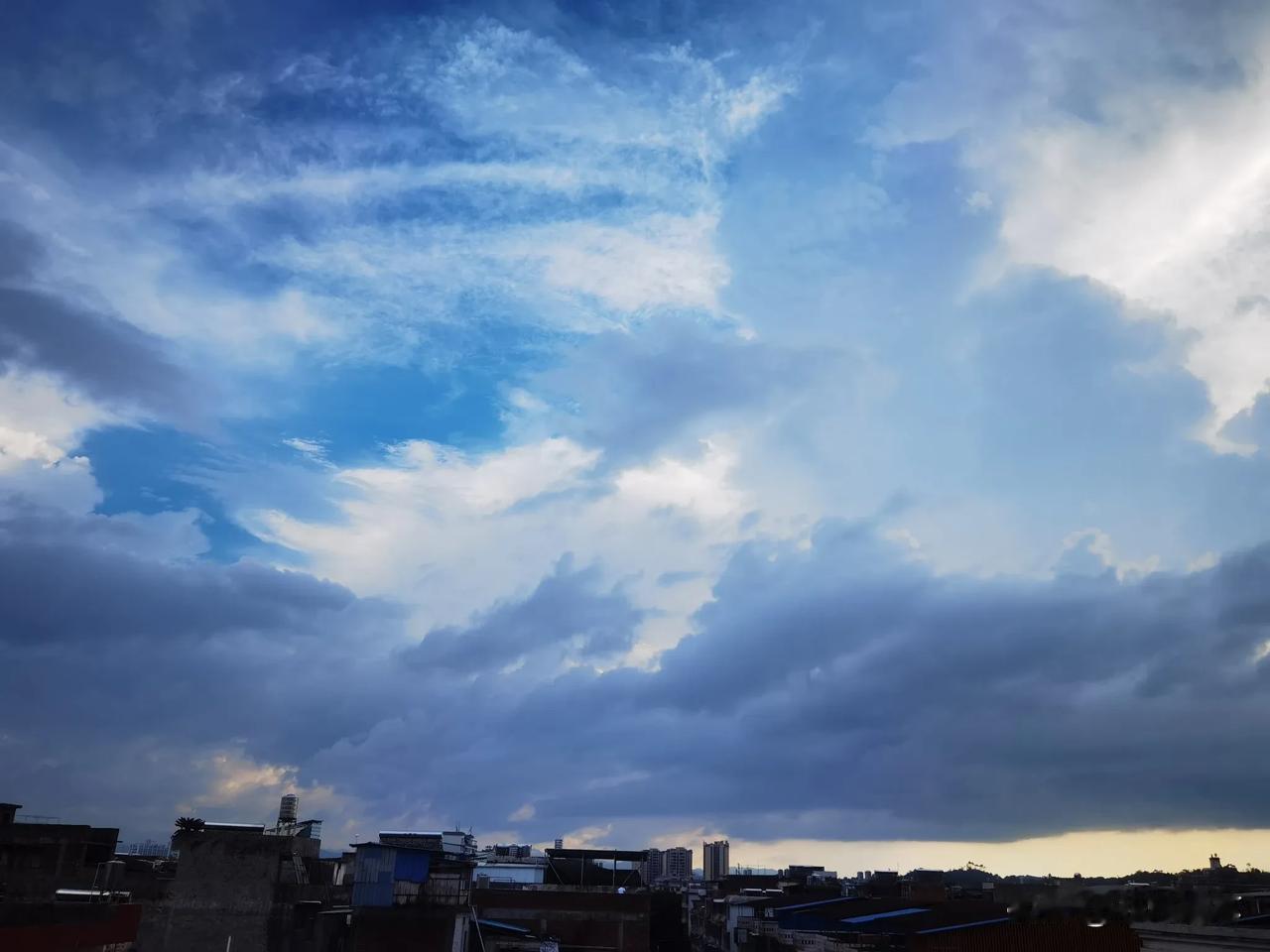 手机随手拍原创图片今天的天空特别美，魔幻的云彩，炫出不同的画卷，山外有山，云外有