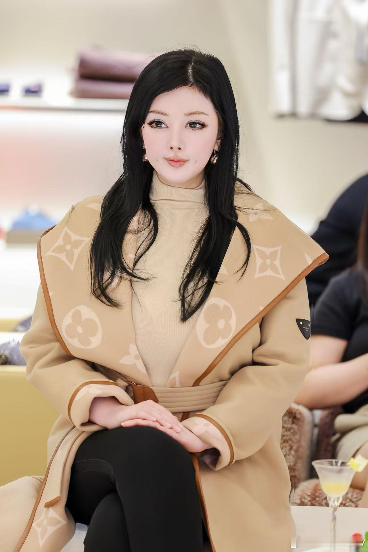 穿搭            L V活动                颜值街拍写