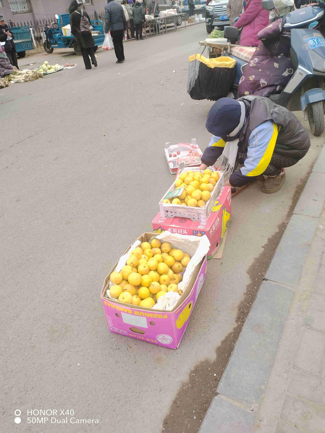 我的今日状态：😁轻松愉快
我这里的天气：☁️阴天

今天有风，气温低。市场上人