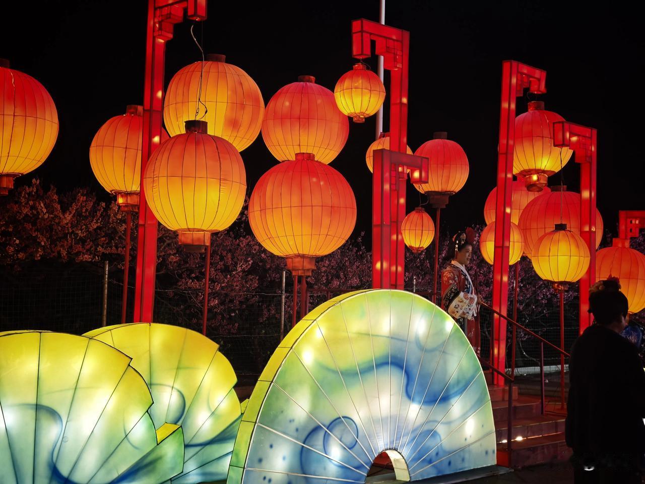 人生是不是很难有十全十美呢?很多人一辈子都在追一个词：十全十美。
总觉得生活要顺