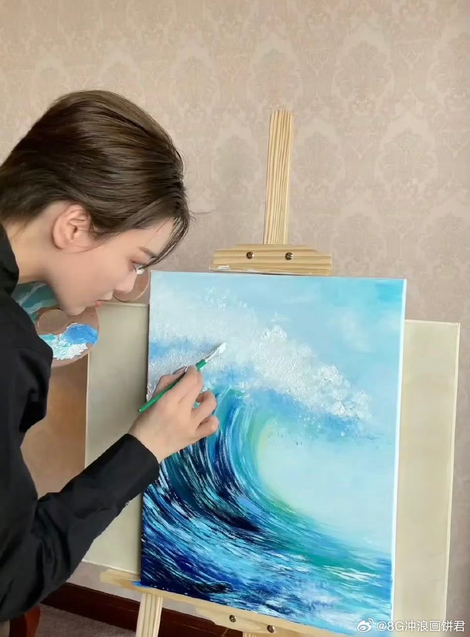 张馨予云南花海里画花 张馨予一招手，金色花海为她铺开画卷，人景合一，每一帧都是壁