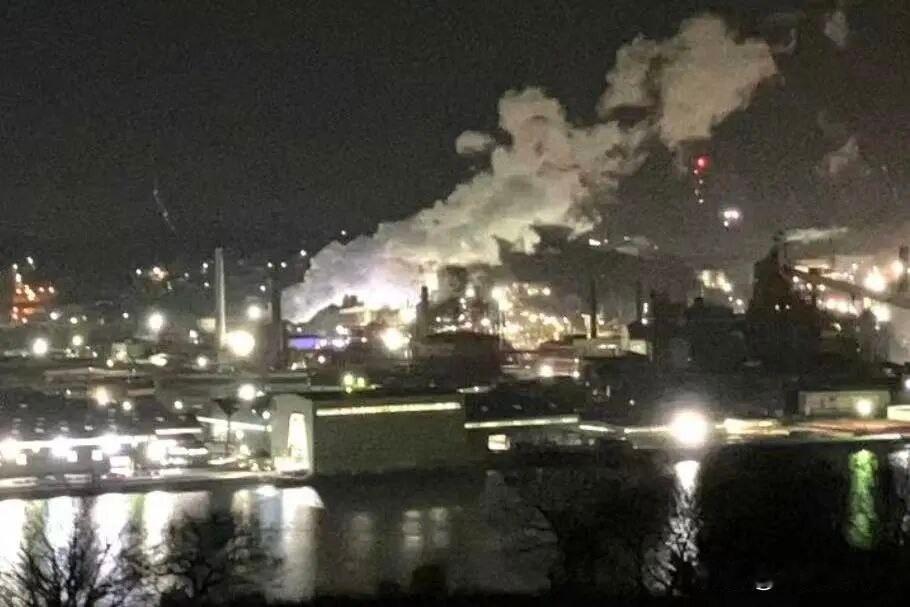 12月1日凌晨，日本北海道室兰市的日本制铁工厂突然出事：厂区里的热风炉直接炸了，