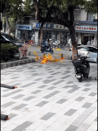 这是什么情况，在街道烧纸钱还不做好防护，结果一阵风直接把燃烧的纸钱吹到商户店里，
