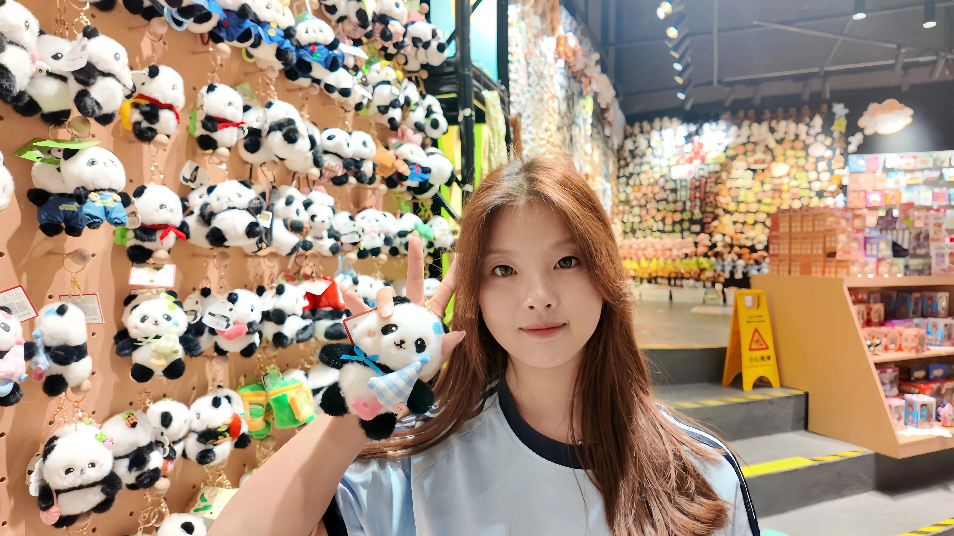如果真的有上帝视角 我好想知道 我在你心底是怎样的存在 仅此而已