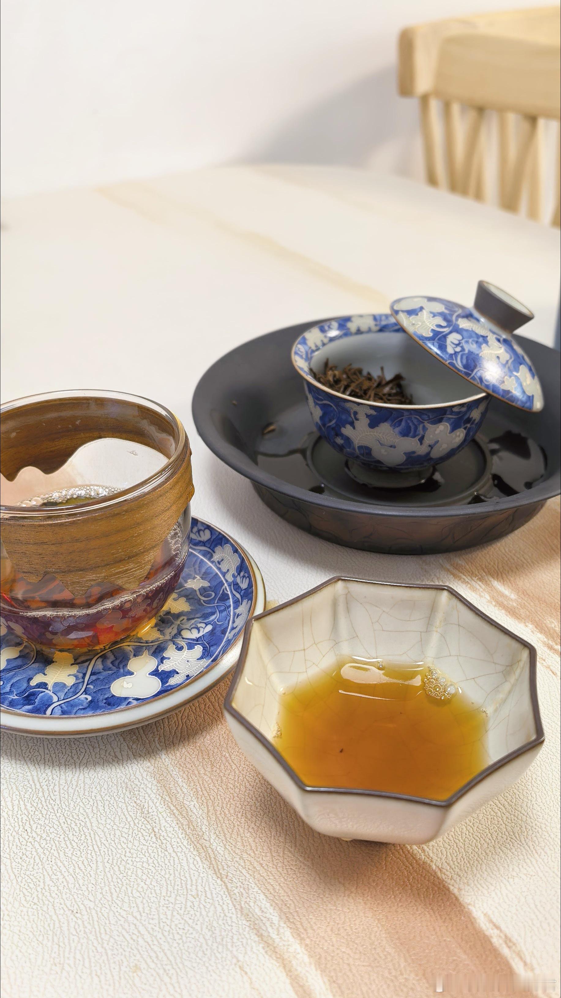 上次我妈我哥他们来玩，惊讶我买这么茶杯做什么，纯属浪费钱。我不过是用一些小玩意来