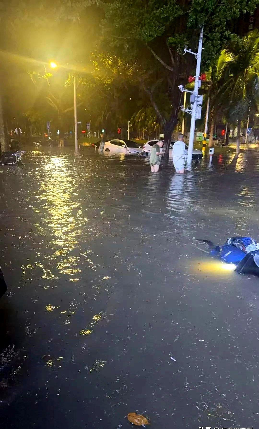 昨晚的热带低压还是小小地给海口人一点颜色瞧瞧，直接把龙昆南路变成了“龙昆南海”。