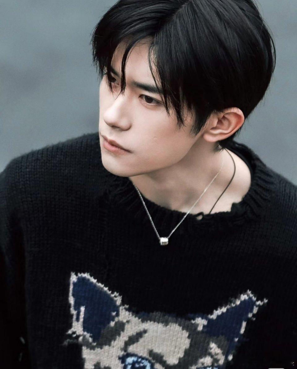 易烊千玺[超话]  千玺不仅演技好，颜值还高～板板正正的男孩子，谁能不爱啊，下颌
