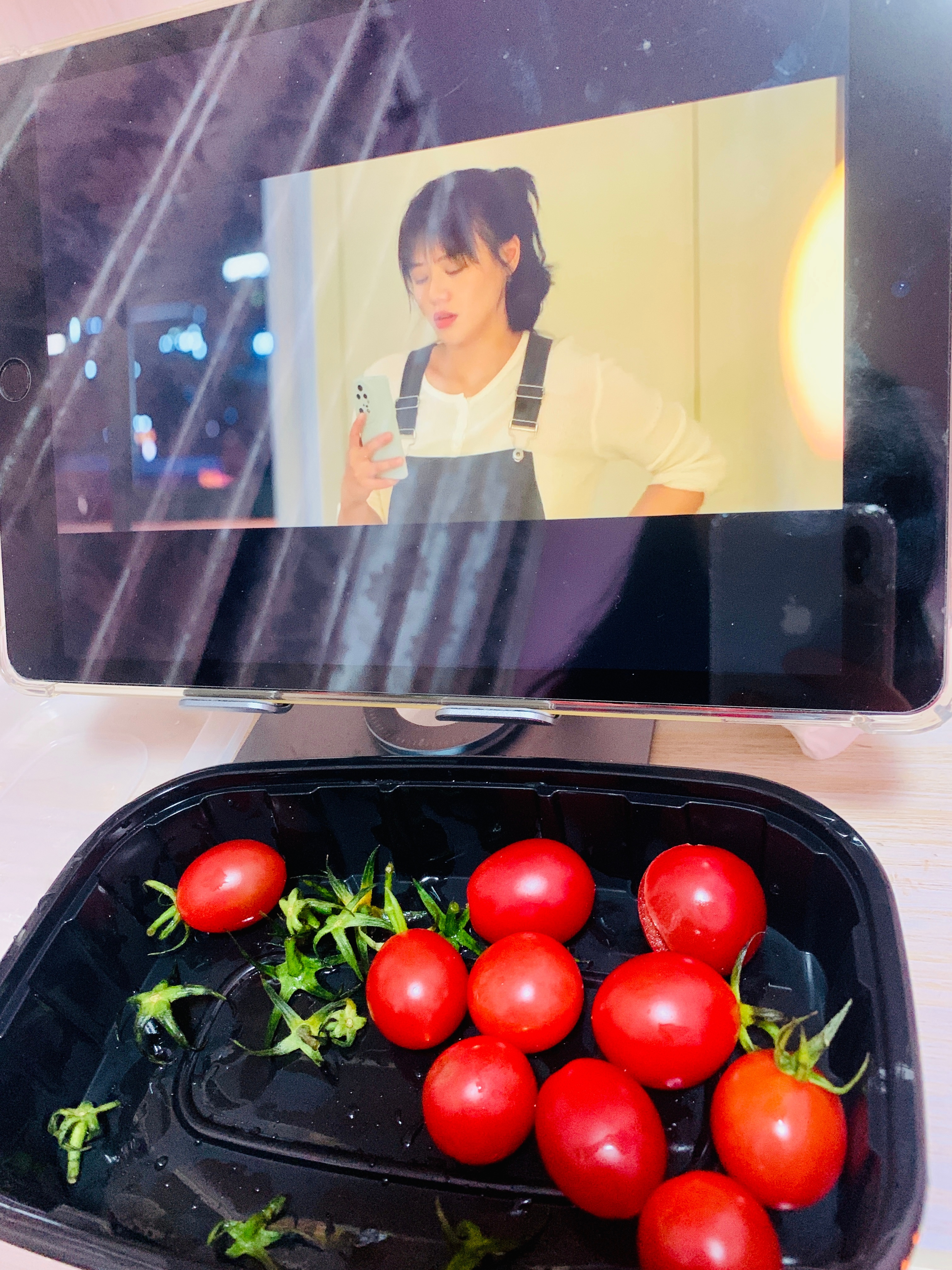 今天海底捞吃油腻了半夜爬起来把打包的一盒小番茄快造完了🥱 ​​​