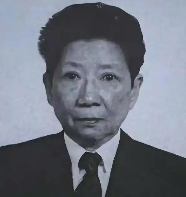 1994年，孔令伟去世，其姐孔令仪为她脱去男装，换上旗袍，画上淡妆，随后低头啜泣