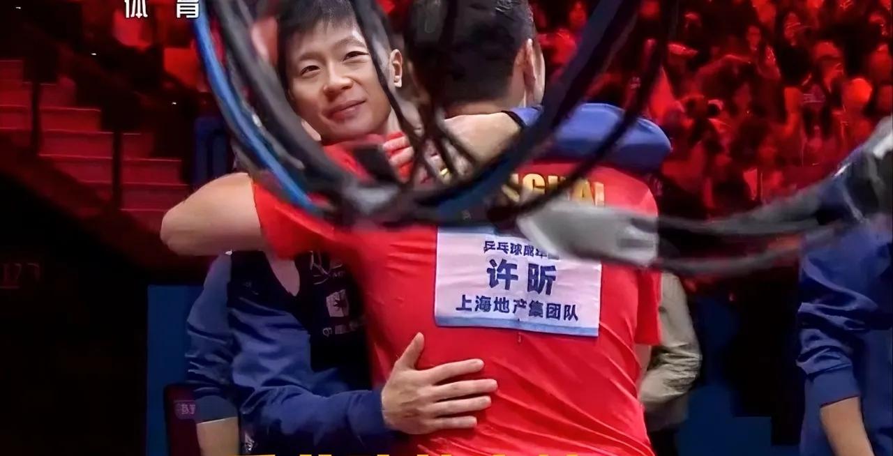 男团比赛许昕虽输给王楚钦，但赛后两个小细节真的暖到心坎里！
第一个是王楚钦赢球后