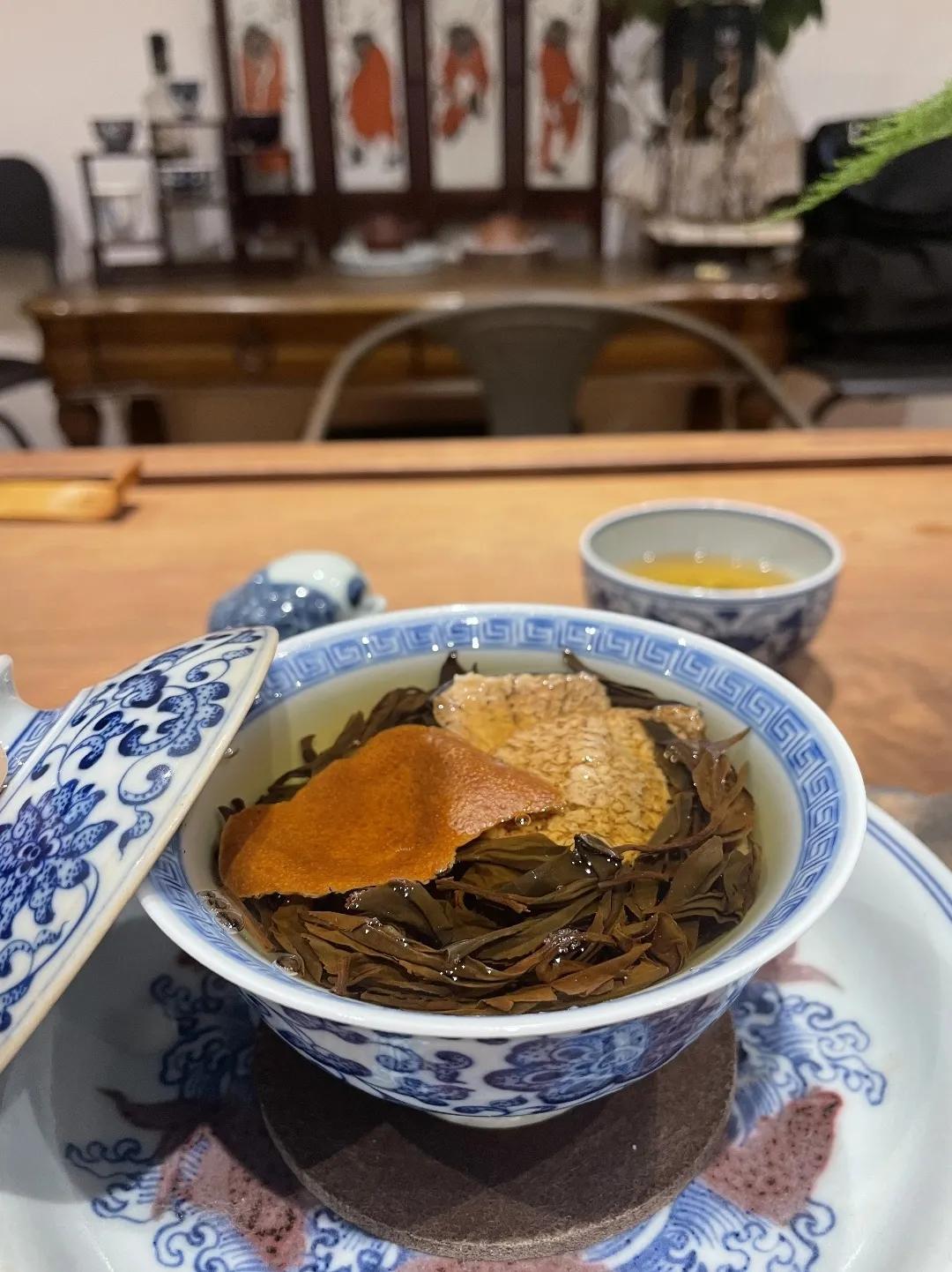 泡茶的人要收藏！
1，红茶配上玫瑰花，不仅香气四溢，还能调理肠胃，特别适合女性饮