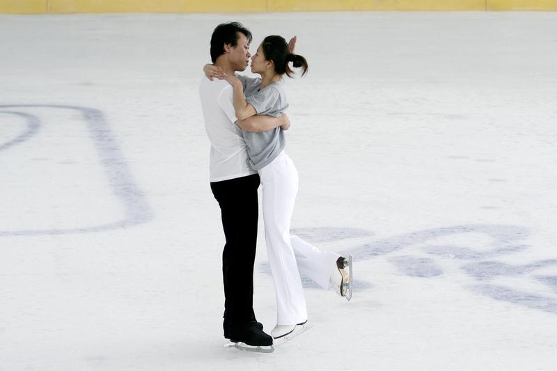 中国体育史上的奥运金牌夫妇都超让人感动。庞伟和杜丽这对神枪侠侣，堪称“枪定姻缘”