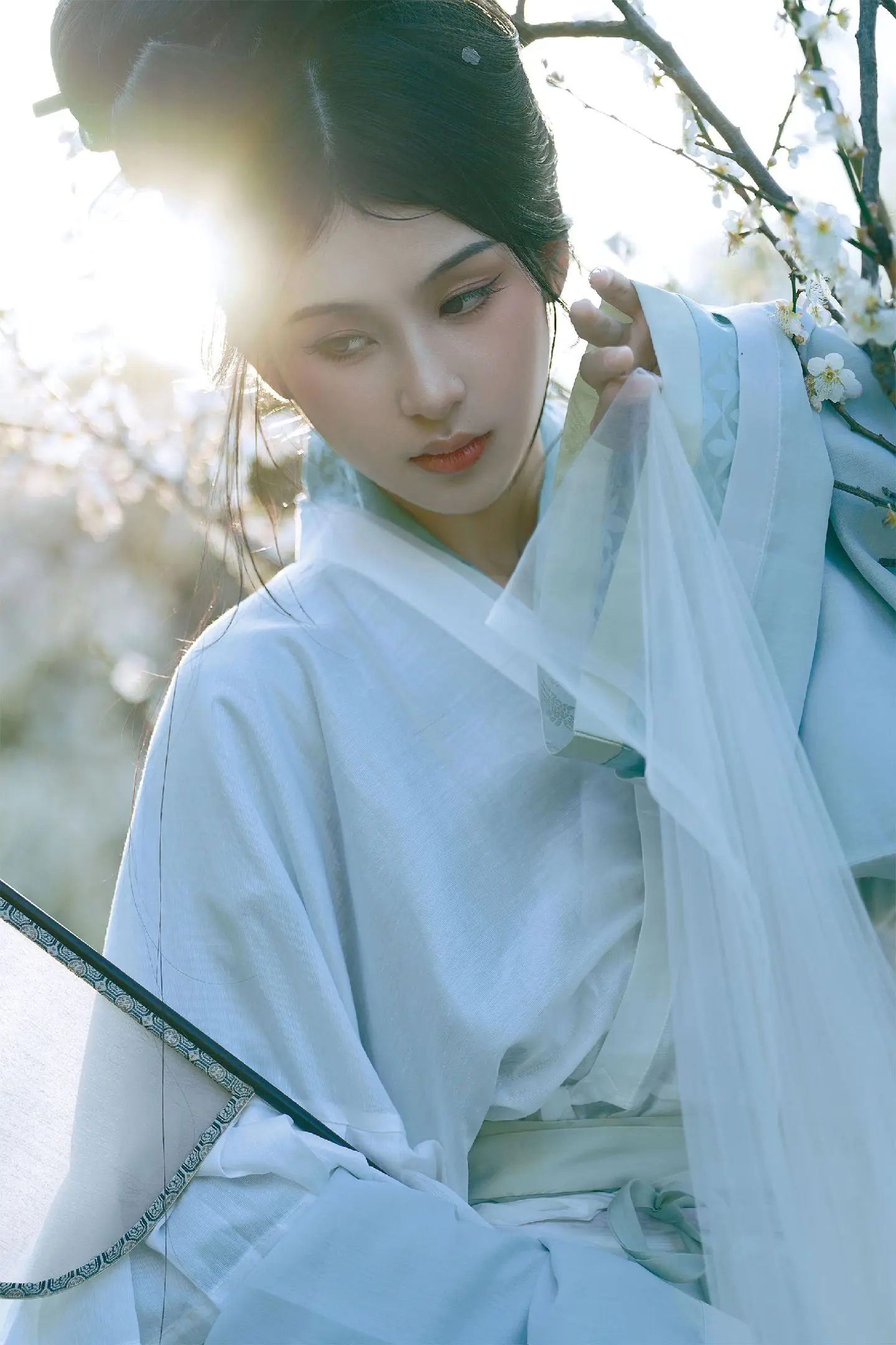 醉折梅花三两枝。