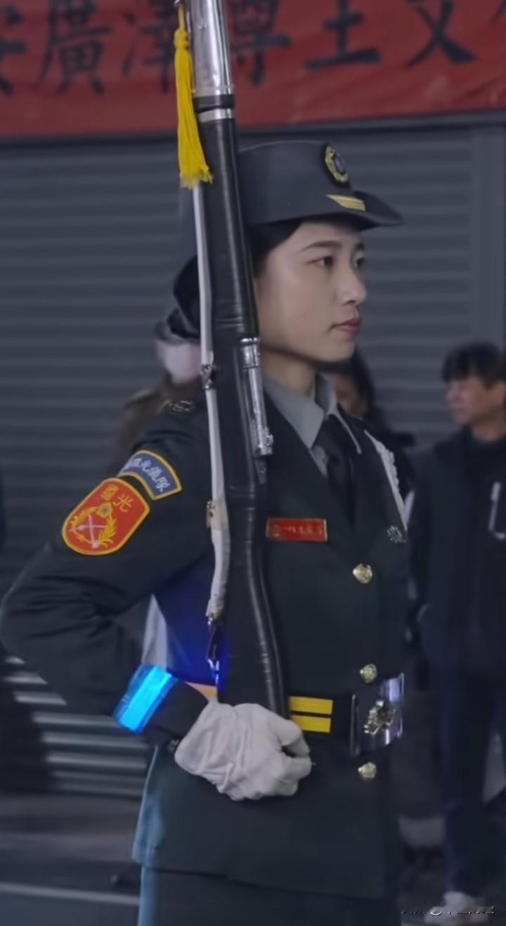 台湾仪仗女兵的严谨作风与眼神中透露出的力量，着实令人印象深刻！
这主要得益于她们
