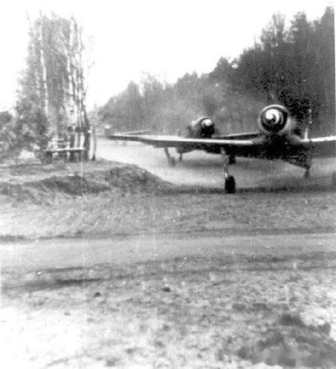 隶属II/JG26的FW190D滑跑起飞中（图1）装备Jumo213系列液冷发动