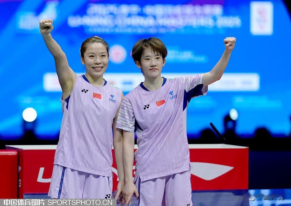 国羽女双强势包揽冠亚军，新老搭配统治力拉满🔥
 
2026新加坡公开赛女双赛场
