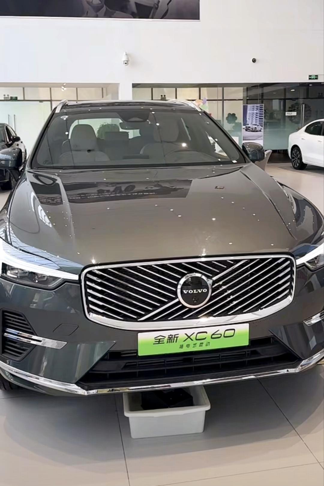 沃尔沃XC60拥有典型的北欧设计风格，看上去就是那种沉稳简约的样子，这种颜值不存