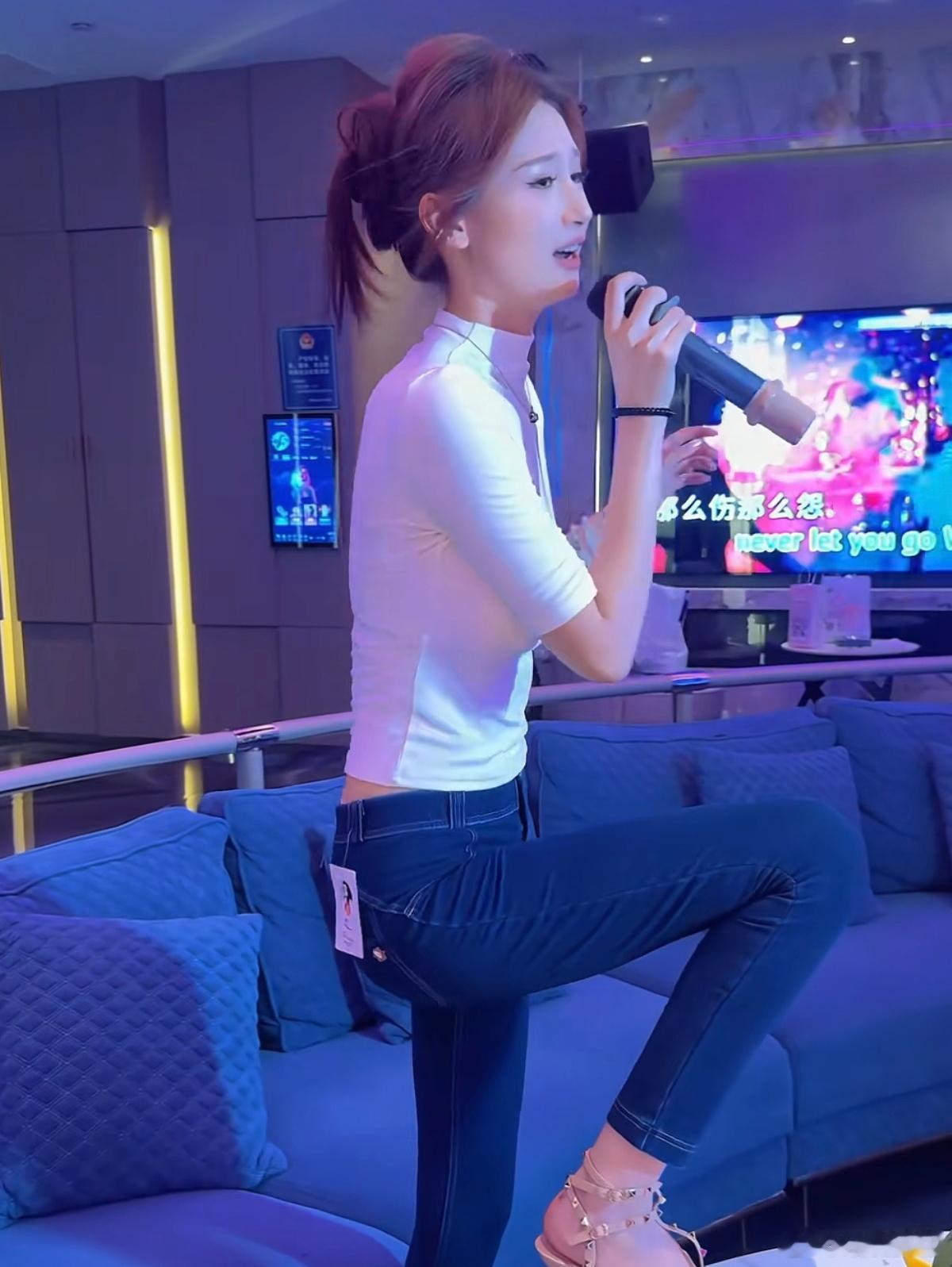 咨询大家个问题，我在网上看见好多女的穿衣服不摘吊牌，这是什么新潮流吗？ ​​​