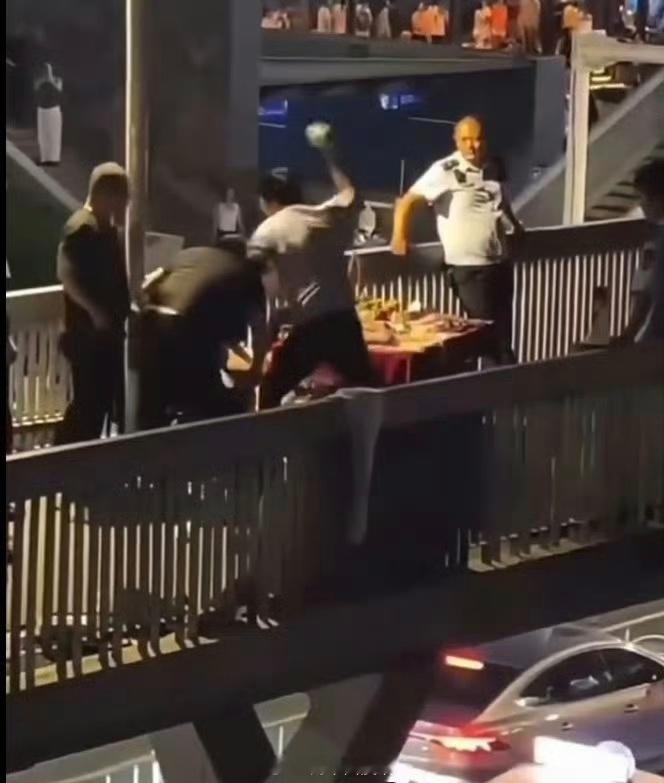 武汉3名城管协管员殴打摊主被刑拘半截视频曾让“城管打人”冲上热搜，警方通报补全前