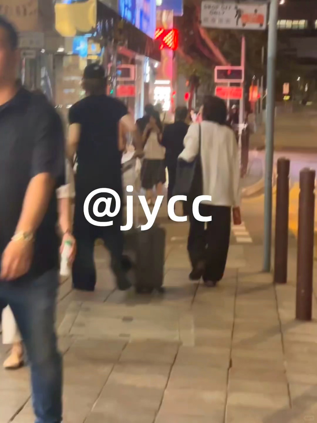 马柏全香港被偶遇 马柏全香港被偶遇 好长一条人 背影挡不住帅气 