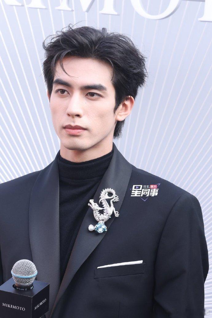 迪丽热巴宋威龙同框视觉冲击力浓颜骨相还得看迪丽热巴宋威龙内娱浓颜榜单里二人的骨相