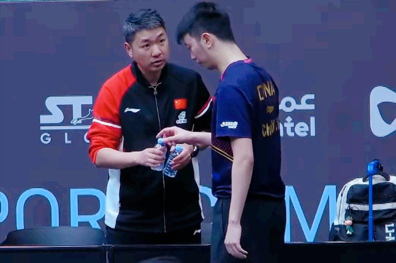 怪事！欧洲球员都没有教练吗？
刚才林诗栋输给了达科，

达科没有教练，
刚才陈垣