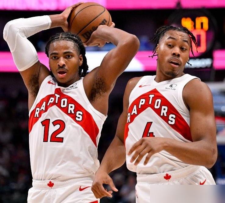 伦纳德2019年放弃猛龙5年1.9亿，拿了快船3年1.1亿。
多伦多球迷骂他叛徒