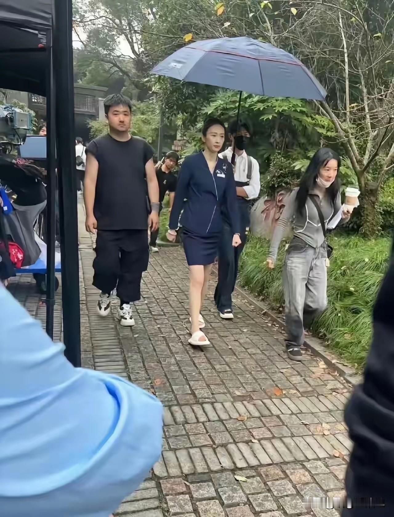 她如果自己撑伞，帮他撑伞那人不就失业了吗。