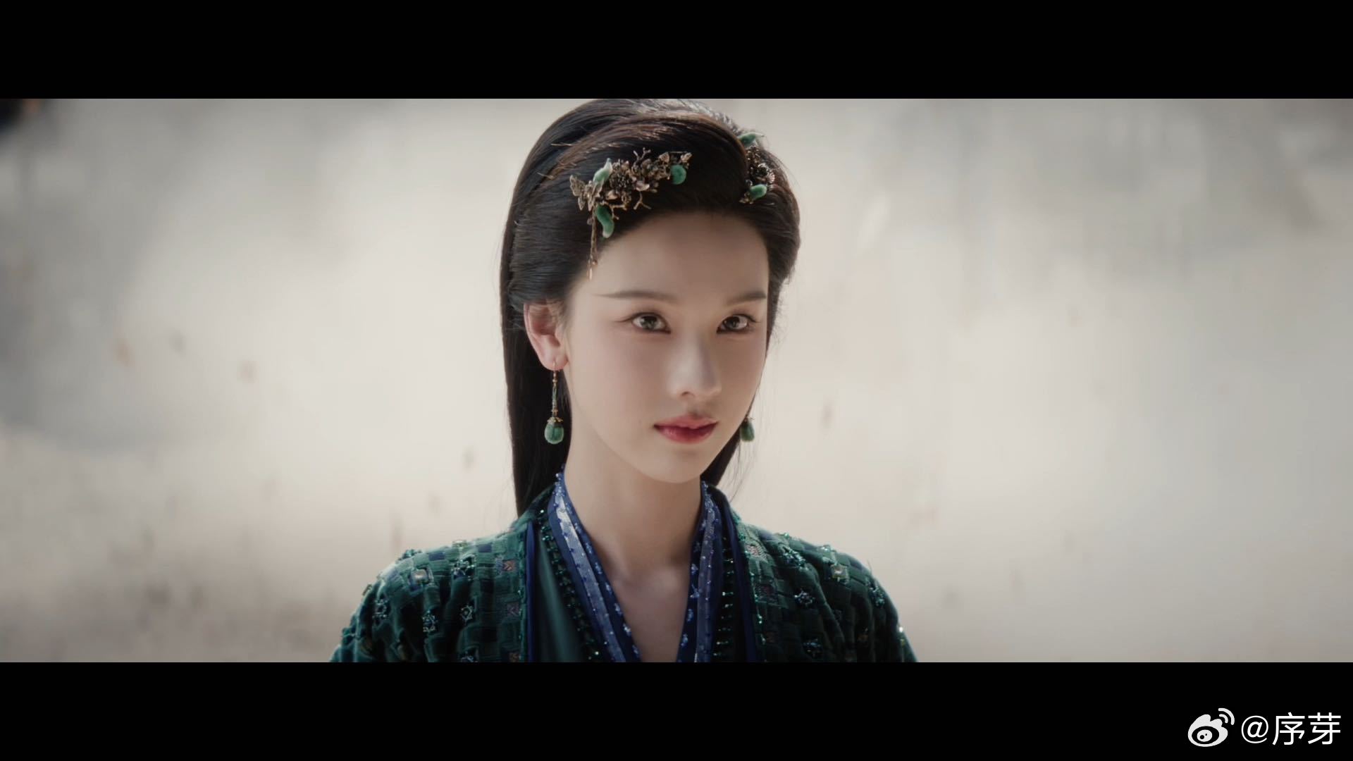 陈都灵月鳞绮纪定档海报定档海报一出直接期待值拉满，陈都灵饰演的雾妄言造型精致，画