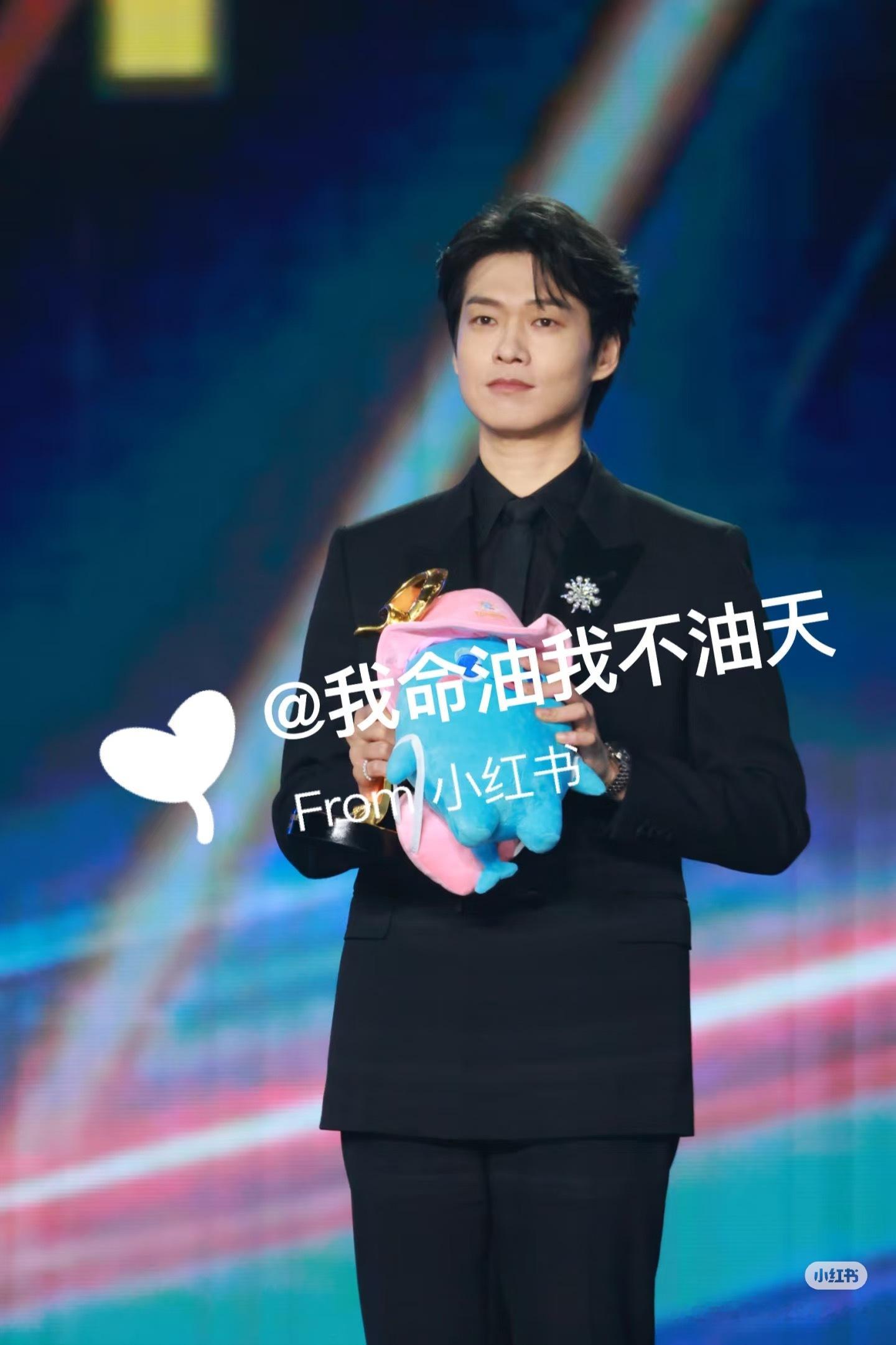 魏大勋领奖生图魏大勋台上领奖生图魏大勋台上领奖生图，好帅啊，[拜托][拜托] ​