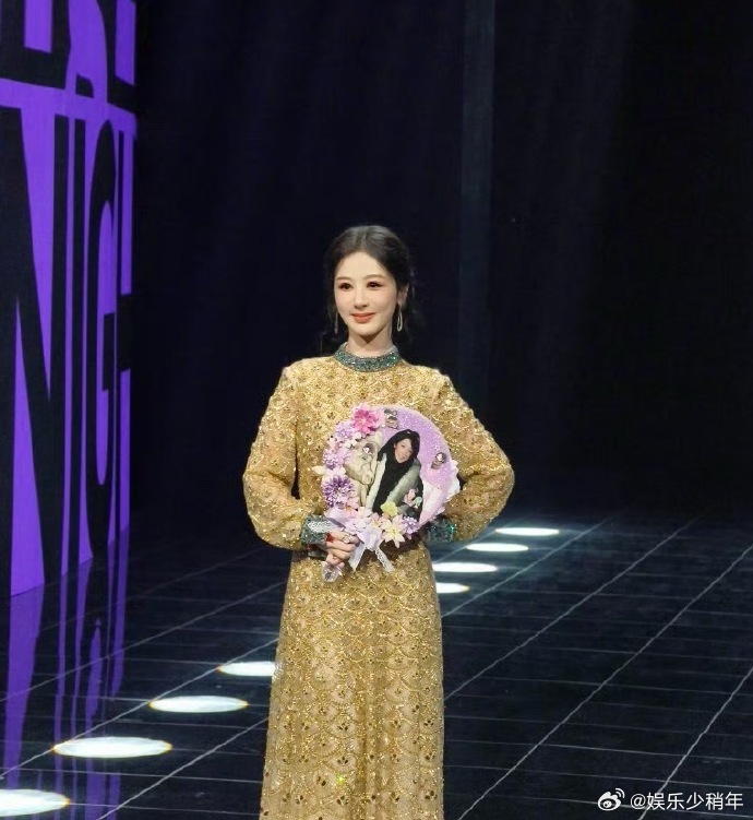 杨紫拿着白菊的扇子杨紫演的白菊拿着扇子也太有范儿了，替整个巡山队来见大世面，不得