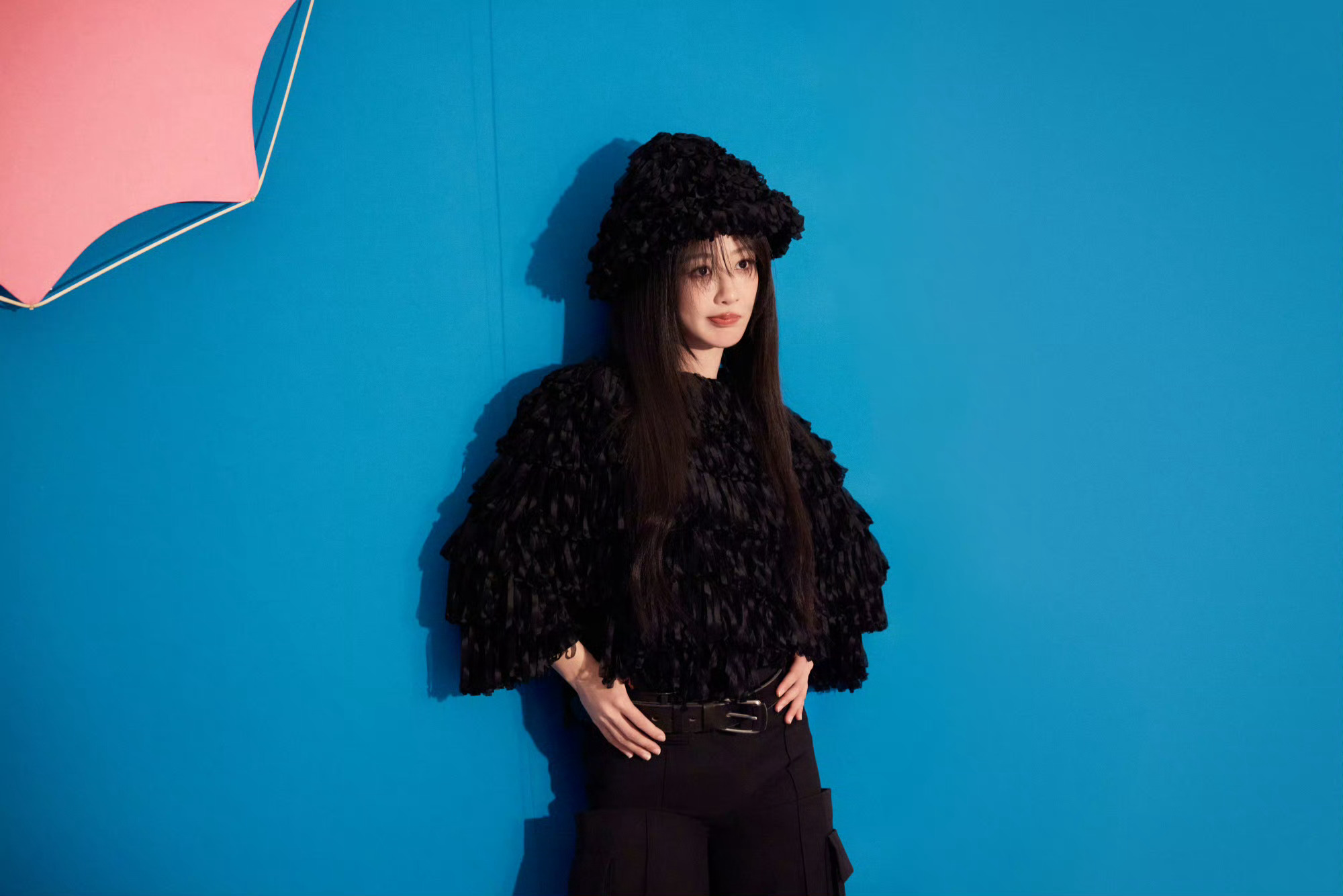 杨紫松弛美丽的美貌～长发飘飘，靓丽紫