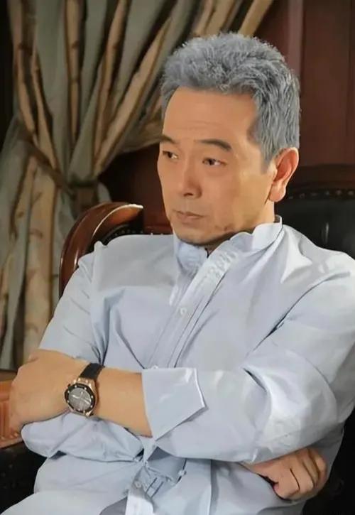 张晨光，在采访中坦言，他的心中，藏着一份难以言说的遗憾——未能带着父亲回到故乡潍