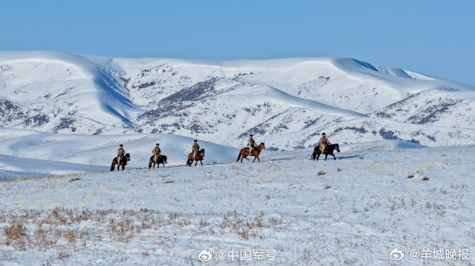 【辛苦了！#边防官兵春节骑马巡逻现场#】#骑马踏雪巡逻的边防战士# 春节期间，新