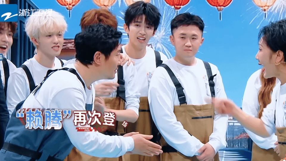 沈腾把张凯丽推下水了 从语言交锋到行动收场，整个环节张弛有度。沈腾在保障节目效果