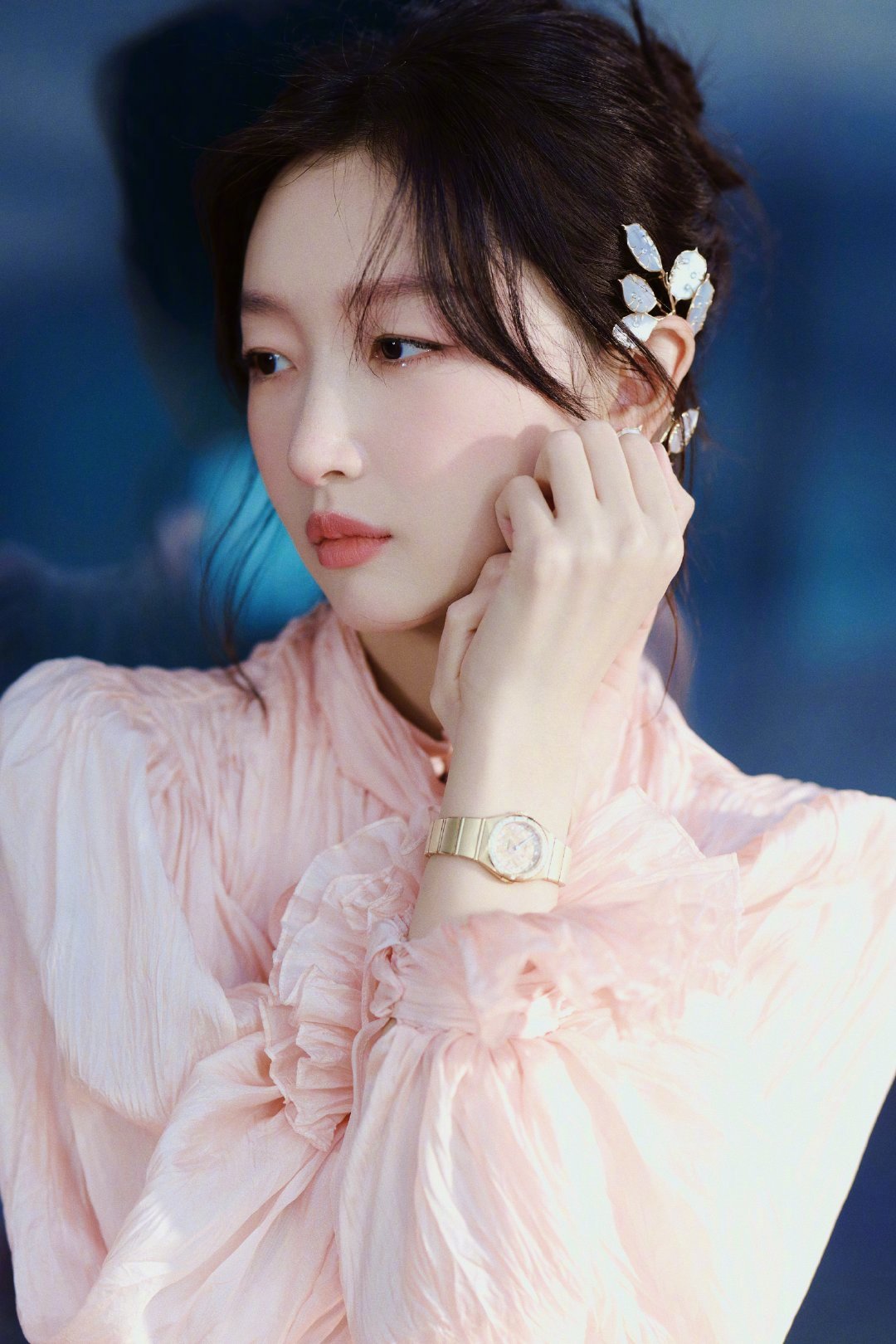 #周冬雨露腹了# 今日一身粉色飘带长裙亮相活动，不得不说这个裙子的设计真的很巧妙