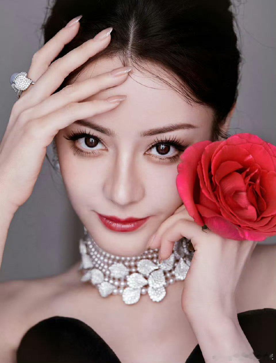 迪丽热巴黑玫瑰暗夜长裙，与玫瑰共舞，这个热巴闪耀巴黎～ ​​​
