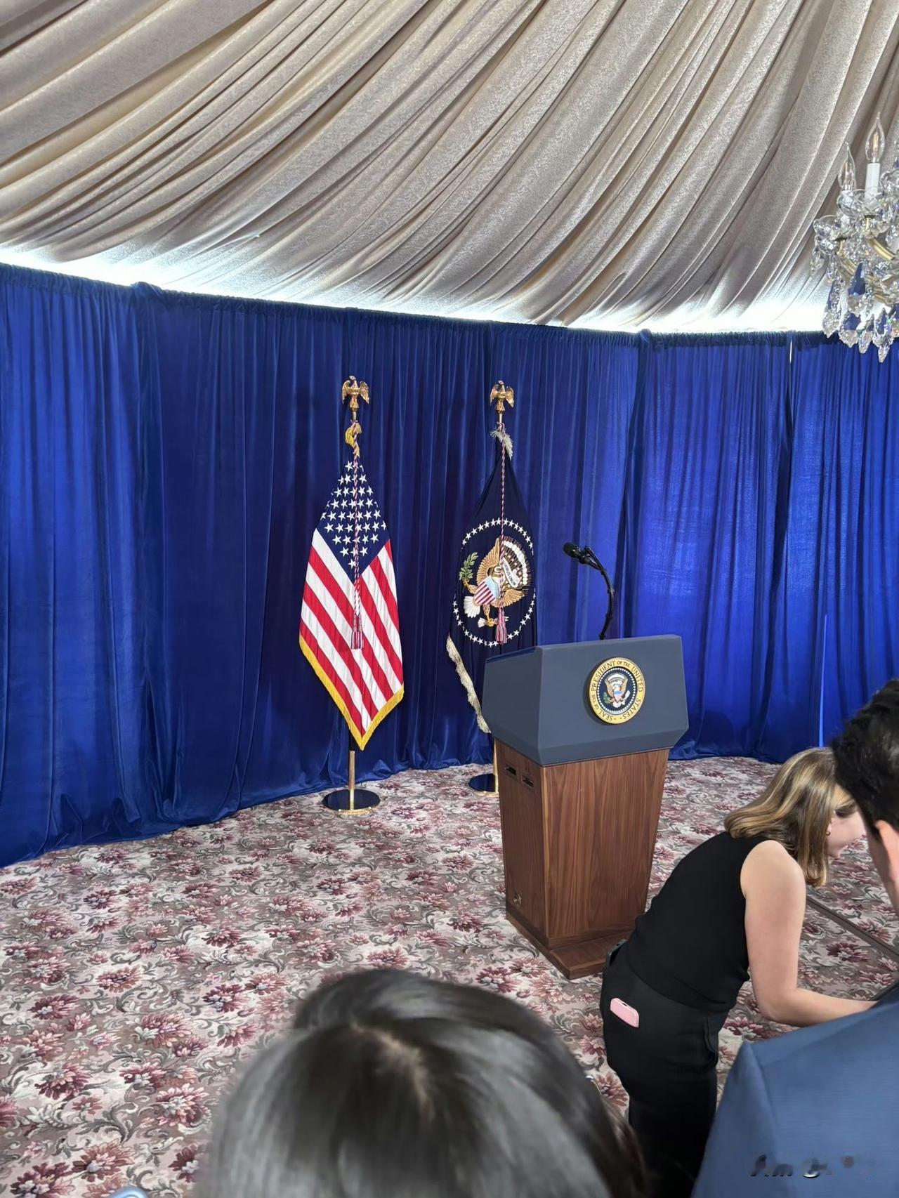 记者们还在海湖庄园等特朗普出来。