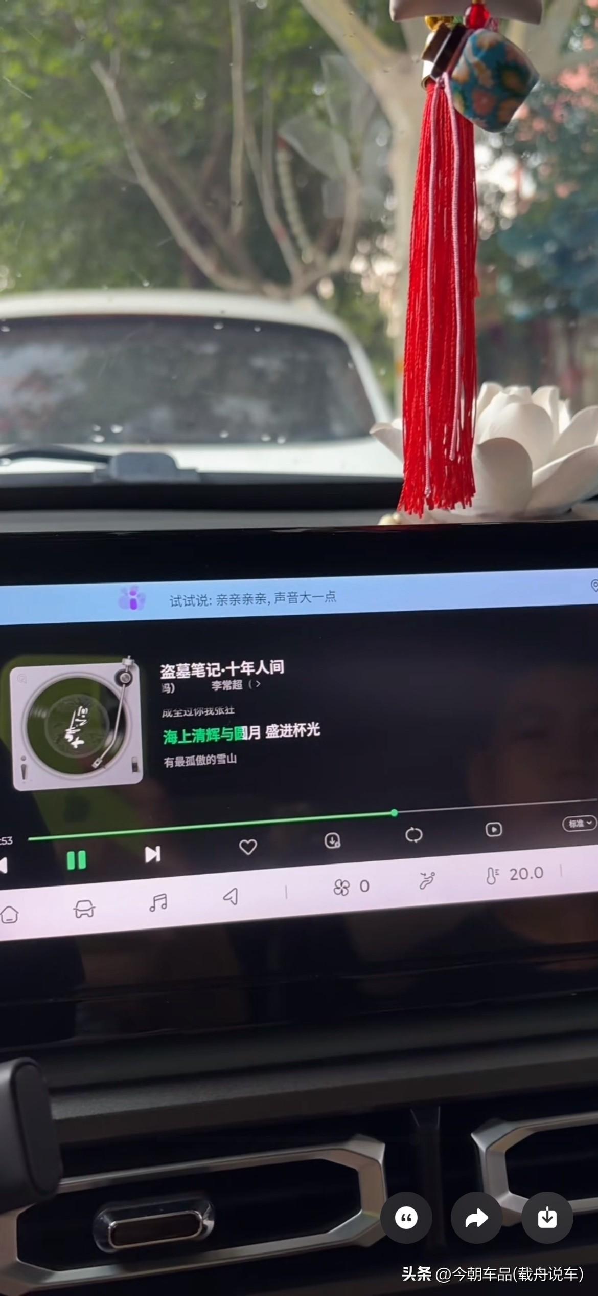 看图猜车，诸位汽车大神们请教一下。图片中的这款车的中控台是什么牌子的？
咱们头条