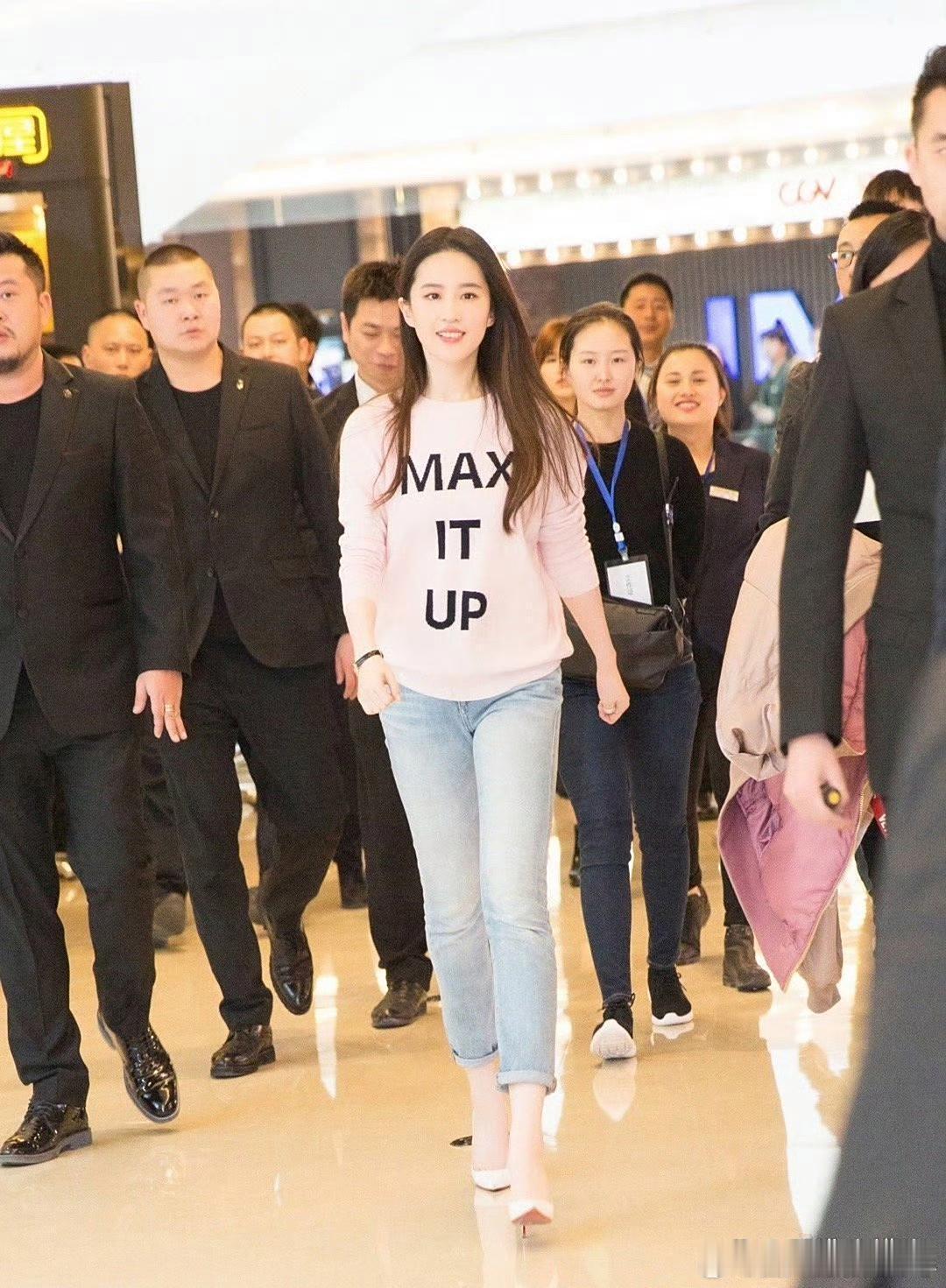 刘亦菲这腿，在女星里简直绝绝子！ ​​​