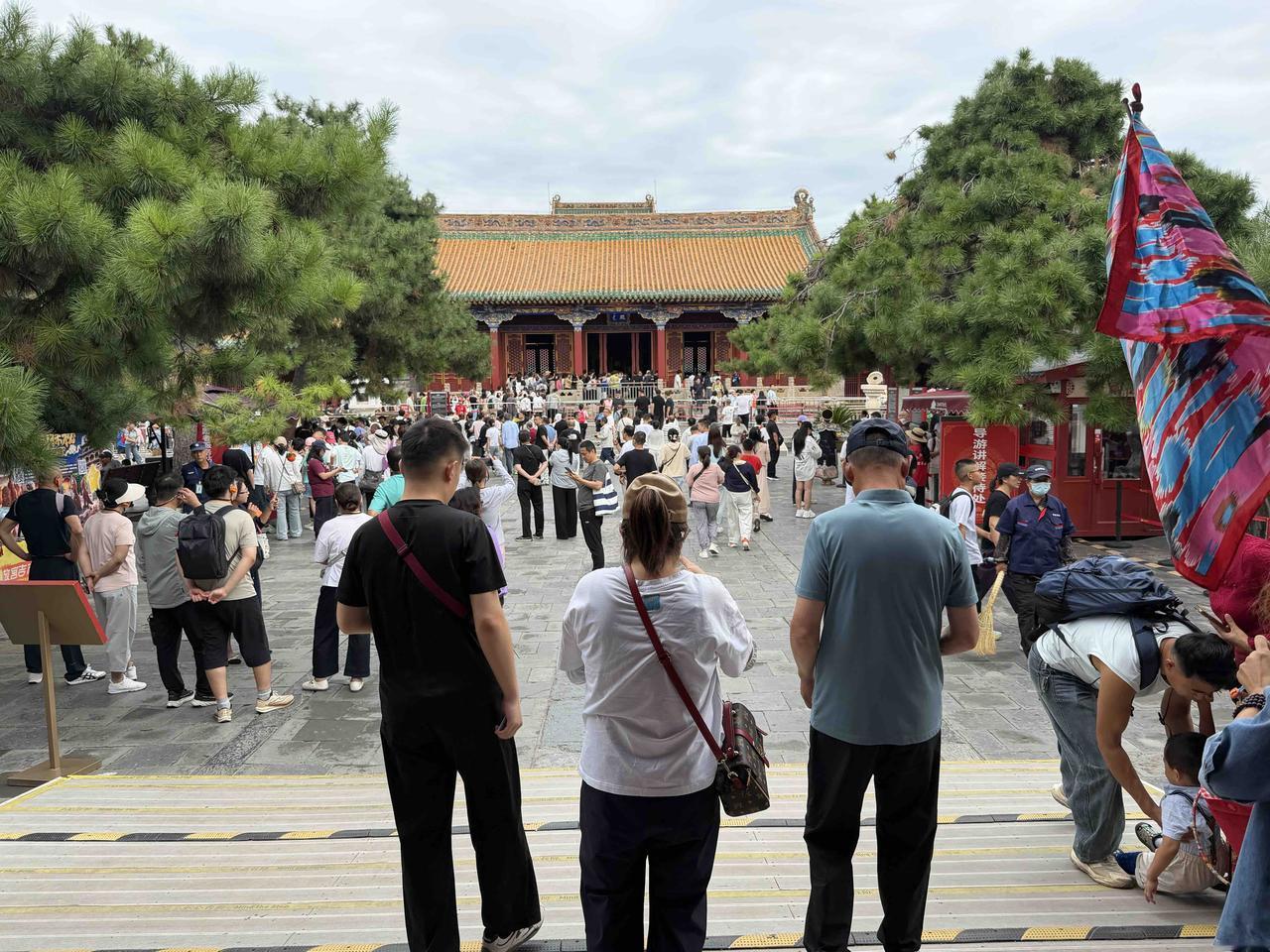 今天早上，我们西安东北旅游团，在游览完沈阳的小河沿早市后，又马不停蹄地赶往沈阳故