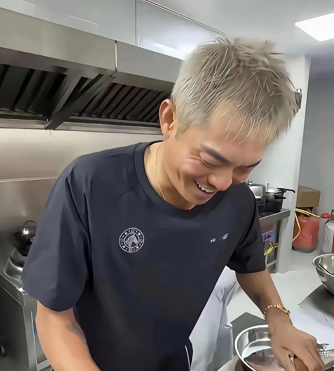 林丹这一头白发一看就是染的啊
不可能是一夜愁白了头
他有什么事可发愁的

当年那