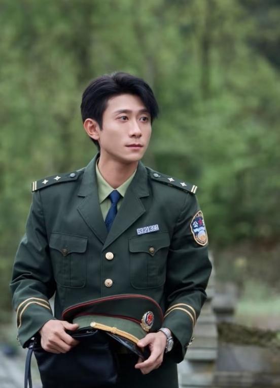看了新版《重案六组》，发现一件很有趣的事，就是张一山不管演什么角色，似乎都有一个
